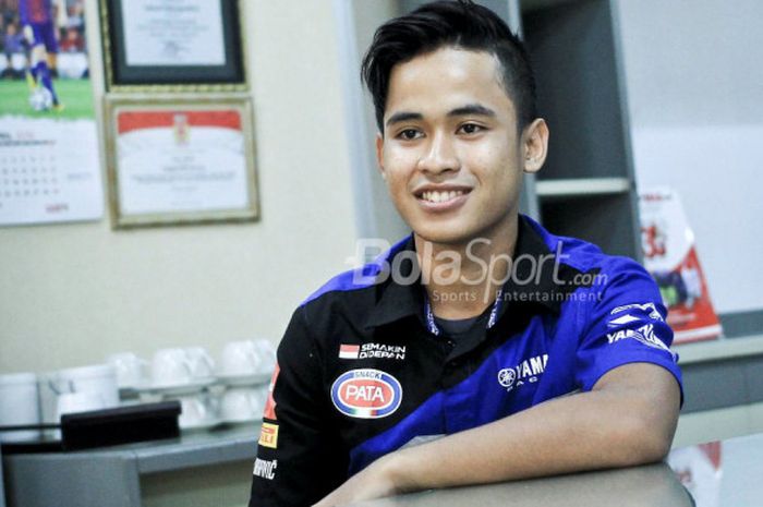 Pebalap muda tim Yamaha Indonesia, Galang Hendra Pratama, saat menjawab pertanyaan dari tim redaksi Tabloid BOLA di Palmerah Barat, Jakarta, Rabu (4/4/2018).