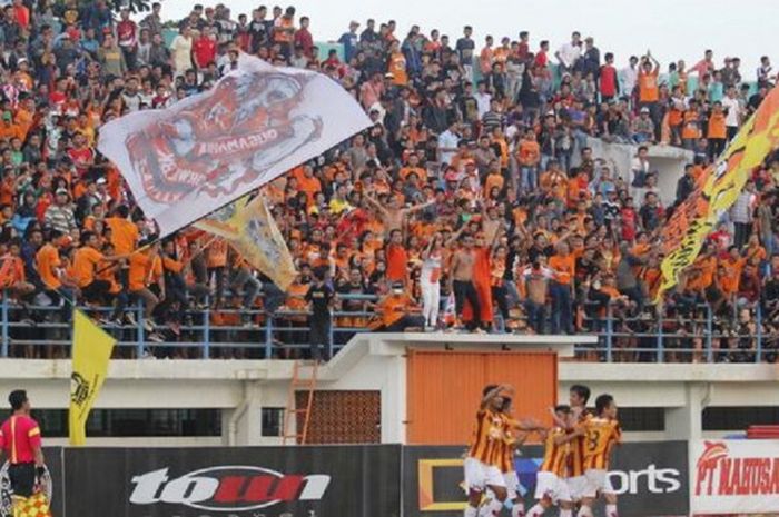 Suporter Pusamania merayakan Gol PBFC yang dicetak Fandi Ahmad, saat mengalahkan Persis Solo, 6-0 di pertandingan Divisi Utama beberapa waktu lalu (20/11)