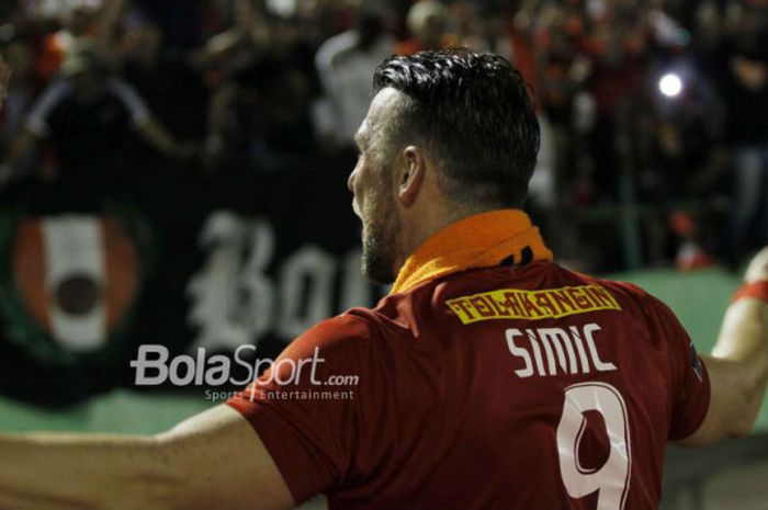 Striker Persija, Marko Simic, merayakan kemenangan timnya di laga leg pertama semifinal Piala Presiden 2018 kontra PSMS Medan di Stadion Manahan, Solo, Sabtu (10/2/2018).