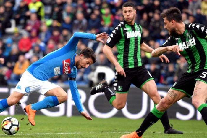 Penyerang Napoli Dries Mertens (kiri) berebut bola dengan pemain Sassuolo dalam partai Liga Italia di Mapei Stadium, Reggio Emilia, 31 Maret 2018.