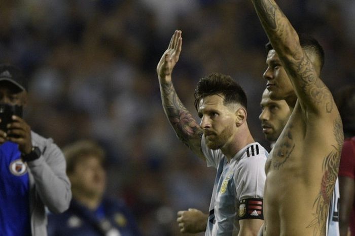 Megabintang Argentina, Lionel Messi, menyapa suporter seusai laga persahabatan kontra Haiti di Stadion La Bombonera, Buenos Aires, Argentina pada 29 Mei 2018.