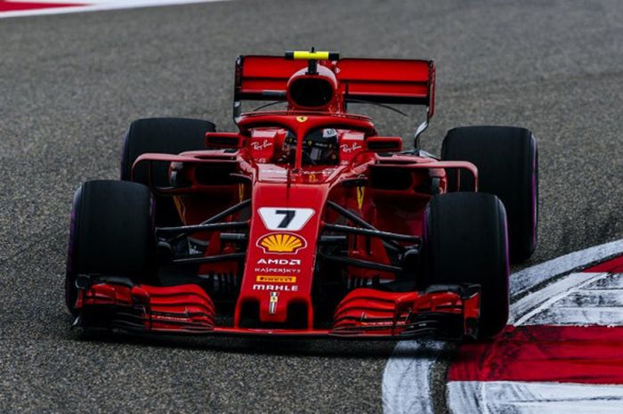  Pebalap Ferrari, Kimi Raikkonen, saat menjalani sesi kualifikasi F1 GP China di Shanghai International Circuit yang digelar Sabtu (14/4/2018). 