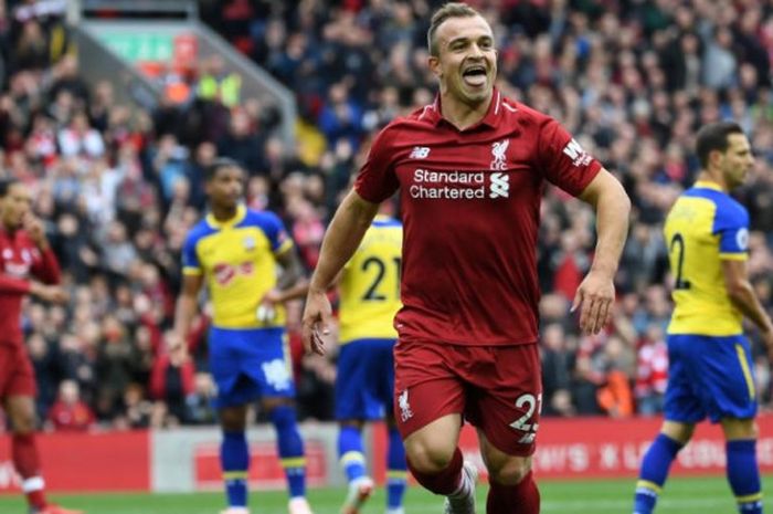 Penyerang sayap Liverpool FC, Xherdan Shaqiri, merayakan gol timnya akibat gol bunuh diri pemain Southampton, Wesley Hoedt, dalam laga Liga Inggris di Stadion Anfield, Liverpool, 22 September 2018.