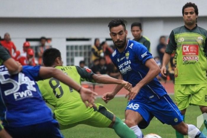 Aksi penyerang Persib Bandung, Marcos Flores (kedua dari kanan), dalam laga kontra Bhayangkara FC di