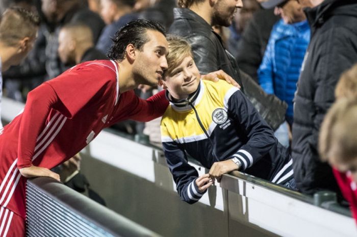 Pemain Almere City dan timnas Indonesia, Ezra Walian berfoto bersama fan Almere City