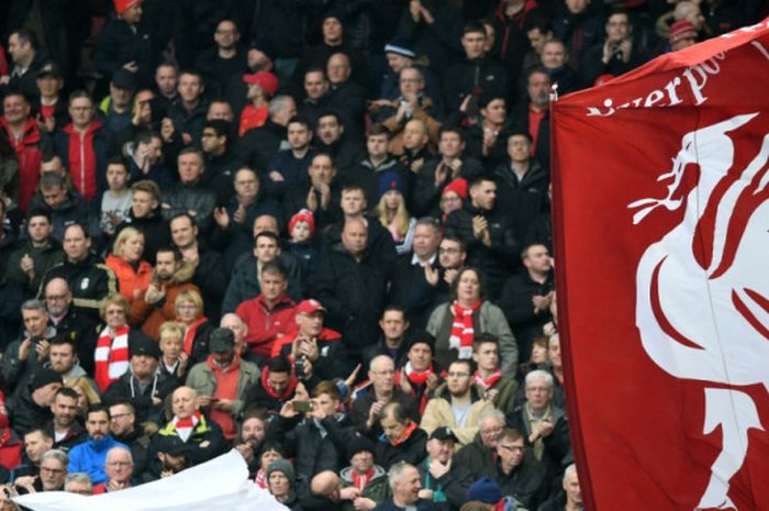 Suporter Liverpool FC menanti kick-off partai Liga Inggris lawan Burnley di Anfield, Liverpool, 12 Maret 2017.