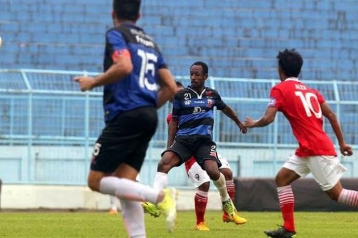 Gelandang bertahan Gerald Pangkali (tengah) penampilannya belum memuaskan pelatih Madura United, Gom