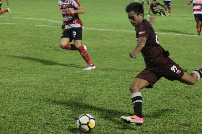 Winger PSM Makassar, Saldi, saat beraksi dalam laga PSM melawan Madura United di Stadion Mattoanging, Makassar, Rabu (30/5/18) malam. 