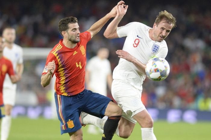 Aksi penyerang timnas Inggris, Harry Kane (kanan), saat berduel dengan bek timnas Spanyol, Nacho Fernandez, dalam laga Grup 4 Liga A UEFA Nations League di Stadion Benito Villamarin, Seville, Spanyol, pada Senin (15/10/2018) atau Selasa dini hari WIB.