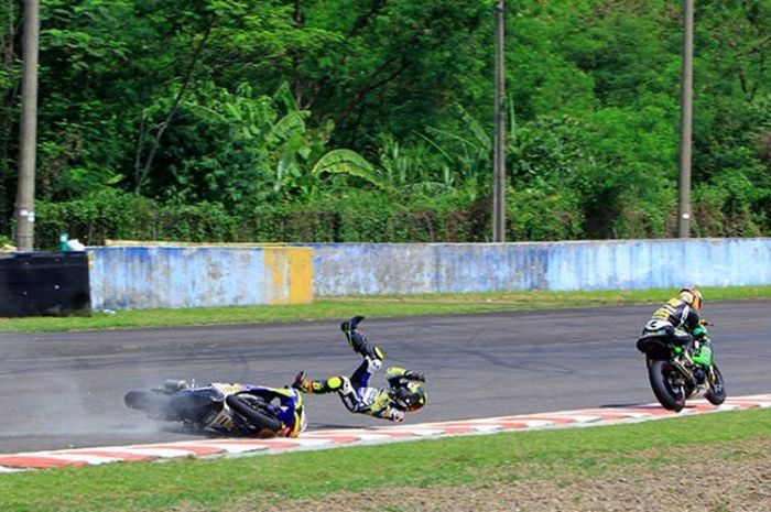 Pebalap tim Yamaha Yamalube Jasti Putra NHK FDR 549 Kaboci, RIchard Taroreh, terjatuh di race kedua kelas 250cc IRS 2017 di Sentul International Circuit, Minggu (15/10/2017) WIB.