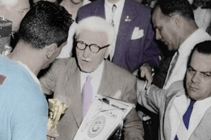 Kapten Uruguay, Obdulio Varela, menerima trofi Piala Dunia usai mengalahkan Brasil, 16 Juli 1950.