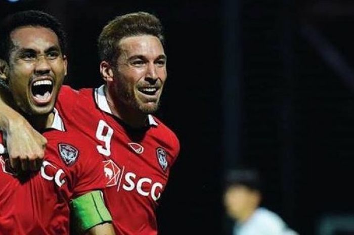 Striker Teerasil Dangda (kiri) bersama rekan setimnya, Xisco merayakan golnya untuk Muangthong United ke gawang Ulsan Hyundai pada laga pekan keempat fase Grup E Liga Champions Asia 2017 di Stadion SCG, Nonthaburi, Rabu (12/4/2017) malam. 