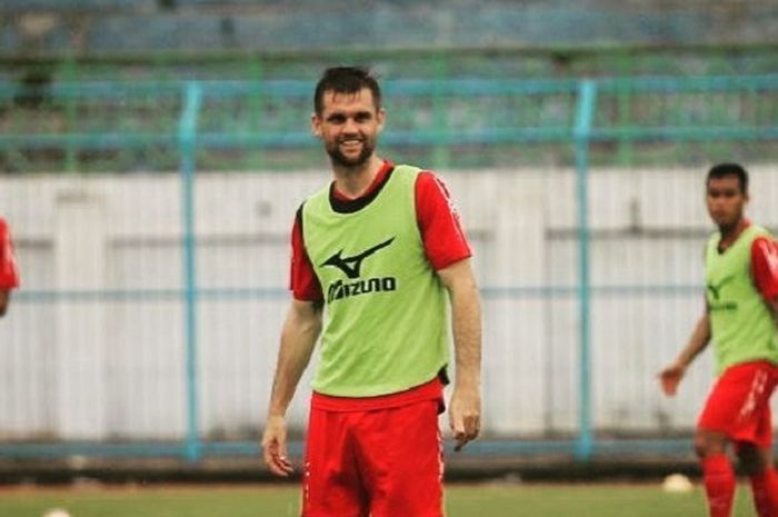 Gelandang Cameron Watson dalam sesi latihan Madura United. 