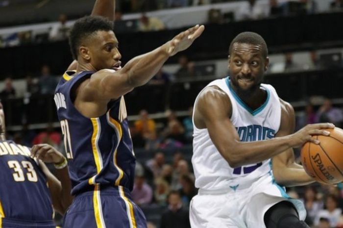 Pebasket Charlotte Hornets, Kemba Walker (jersey putih, #15), mendapat penjagaan dari dua pemain Indiana Pacers saat bertanding di Spectrum Center, Charlotte, North Carolina, Amerika Serikat, Senin  (7/11/2016). 