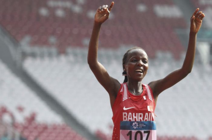 Juara lari Maraton Asian Games 2018, Rose Chelimo, berselebrasi usai berhasil menjadi yang tercepat dan meraih medali emas, Sabtu (25/8/2018),