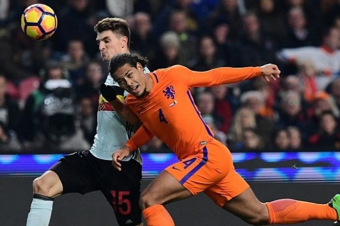 Bek Belgia, Thomas Meunier (kiri), berduel dengan bek Belanda, Virgil van Dijk, dalam laga persahabatan di Amsterdam Arena, Rabu (9/11/2016) waktu setempat.