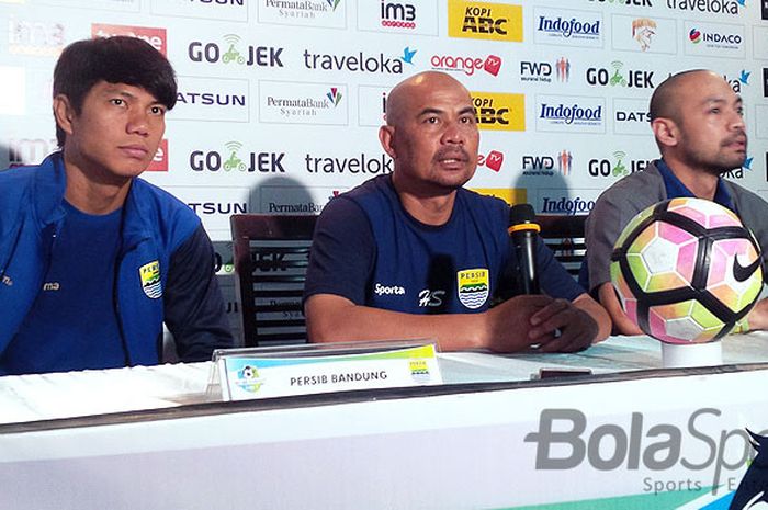 Asisten Pelatih Persib Bandung, Herrie Setyawan, saat berbicara kepada media di Graha Persib, Jalan Sulanjana, Kota Bandung, Kamis (26/10/2017), dalam konfrensi pers menjelang laga Liga 1 melawan Mitra Kukar.