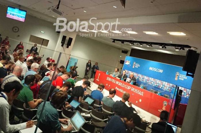 Pelatih Rusia, Stanislav Cherchesov, memberikan keterangan dalam jumpa pers usai laga melawan Spanyol di babak 16 besar Piala Dunia 2018, 1 Juli 2018 di Luzhniki Stadium, Moskow.