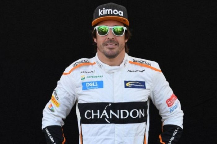 Pebalap McLaren, Fernando Alonso, berpose di Sirkuit Albert Park, Melbourne, Kamis (22/3/2018).