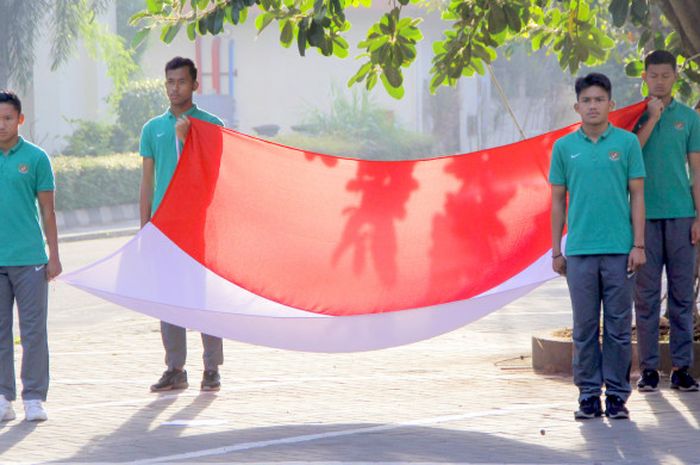 Petugas bendera pada upacara 17 Agustus Kemerdekaan Indonesia yang diselenggarakan timnas U19, Kamis (17/8/2017)