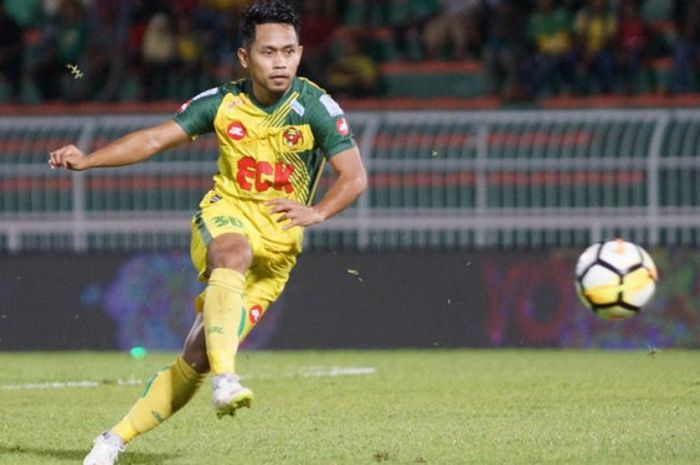    Aksi Winger Andik Vermansah bersama Kedah FA saat menjamu Kuala Lumpur FA pada pekan ke-16 Liga Super Malaysia 2018 di Stadion Darul Aman, Alor Setar, 20 Juni 2018.    