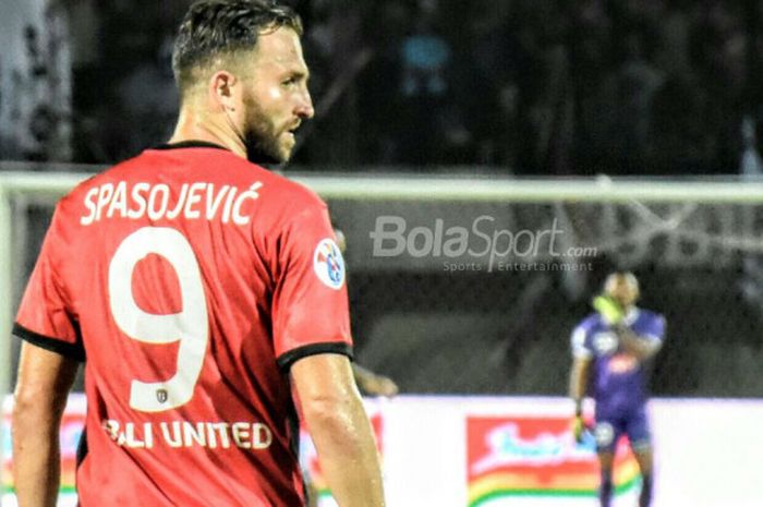 Pemain Bali United, Ilija Spasojevic, beraksi pada laga babak kualifikasi Liga Champions Asia 2018 kontra Tampines Rovers di Stadion Kapten I Wayan Dipta, Gianyar, Selasa (16/1/2018)