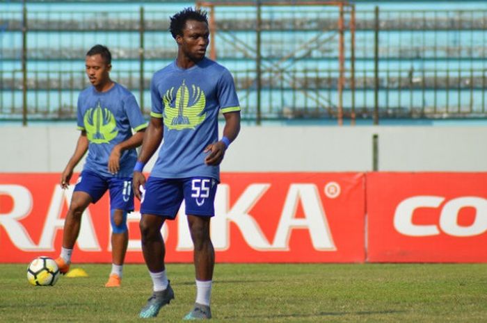  Aldaier Makatindu (11) bersama dengan Ibrahim Conteh (55) saat sesi pemanasan di Stadion Moch Soebroto. 