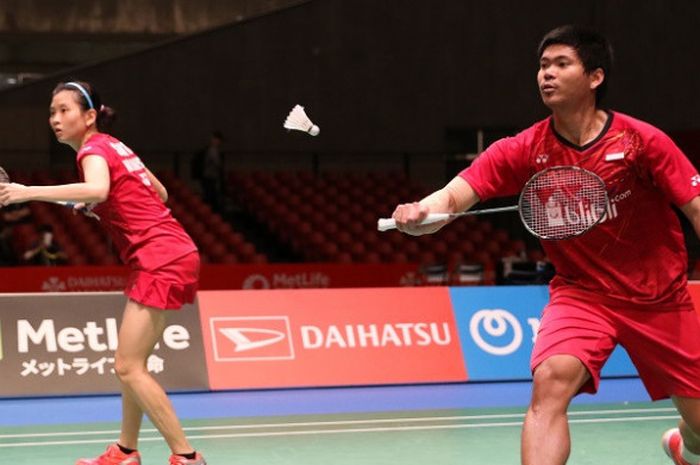 Pasangan ganda campuran Indonesia, Praveen Jordan/Debby Susanto, mengembalikan kok ke arah Han Chengkai/Du Yue (China). Praveen/Debby menang dengan skor 21-19, 21-18, pada laga yang berlangsung di Tokyo Metropolitan Gymasium, Rabu (20/9/2017).