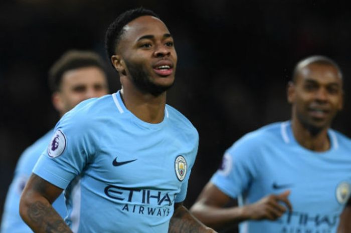 Selebrasi gelandang Manchester City, Raheem Sterling, setelah menjebol gawang Watford pada lanjutan Liga Inggris di Etihad Stadium, Rabu (3/1/2017) dini hari WIB.