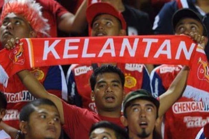 Fan Kelantan FA saat memberikan dukungan tim idolanya bertanding pada Liga Malaysia. 