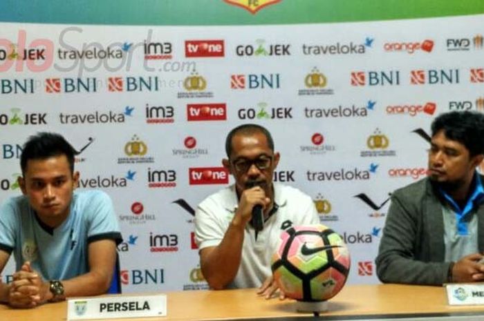 Pelatih Persela, Aji Santoso (tengah), bersama bek Agung Pribadi (kiri), pada sesi jumpa pers sebelum laga pekan ke-32 Liga 1 kontra Bhayangkara FC di Stadion Patriot Candrabhaga, Bekasi, Jawa Barat, Kamis (26/10/2017).