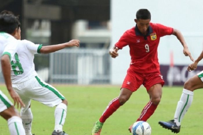 Tiga pemain Timnas U-16 Indonesia mengepung striker Laos Akkhom Thoranin dalam laga Grup G Kualifikasi Piala Asia U-16 di Stadion Rajamangala, Bangkok, Thailand, Jumat (22/9/2017) sore WIB. 