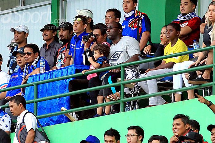 Pelatih Barito Putera, Jacksen F. Tiago, mengamati jalannya laga ujicoba kedua Arema FC melawan Barito Putera dari atas tribun Stadion Gajayana Malang, Jawa Timur, pada Minggu (14/01/2018) sore.