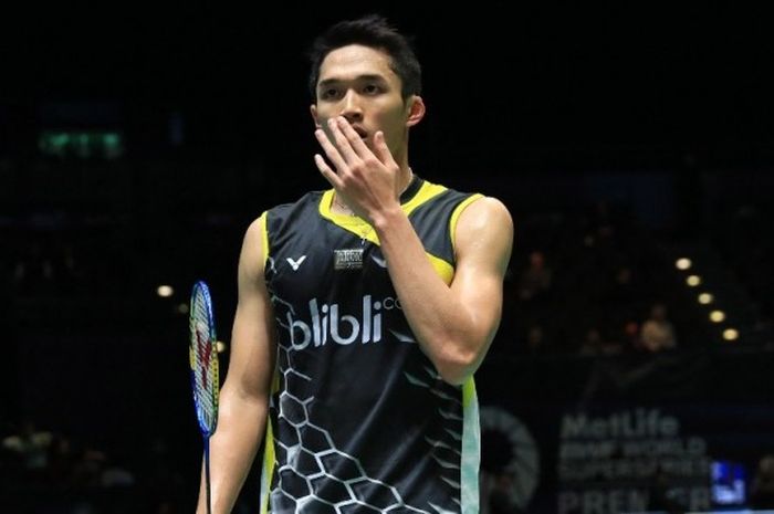 Pemain tunggal putra Indonesia, Jonatan Christie, bereaksi saat menghadapi Kento Momota (Jepang) pada babak pertama All England di Birmingham, Rabu (9/3/2016).