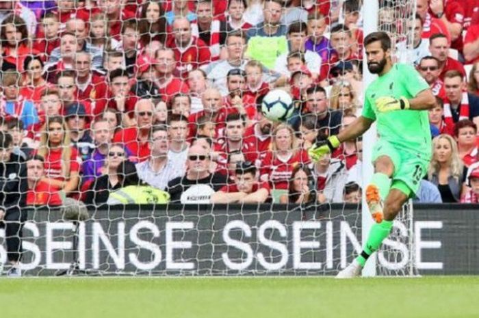 Alisson Becker menjalani debut bersama Liverpool pada laga uji coba melawan Napoli di Stadion Aviva, Dublin, 4 Agustus 2018.