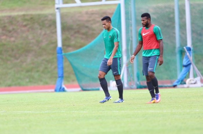 Duo pemain timnas U-22, Osvaldo Haay (kiri) dan Marinus Wanewar dalam sesi latihan skuat Garuda Muda di Stadion UKM, Bangi, Selangor, Minggu (13/8/2017) petang. 