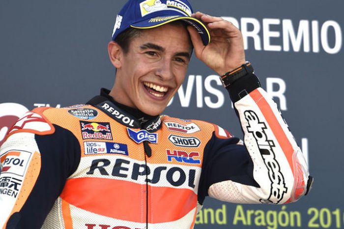 Marc Marquez saat perayaan podium usai menang balapan MotoGP Aragon 2016.