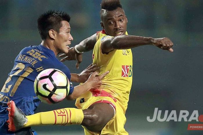 Bek Persib Bandung, Henhen Herdiana (kiri), berebut bola dengan penyerang Bhayangkara FC, Guy Junior, dalam laga lanjutan Liga 1 di Stadion Patriot Chandrabhaga, Bekasi, Minggu (4/6/2017).