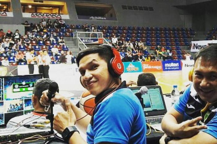 Edison Wardhana (kiri) bersama Ridwan menjadi komentator basket