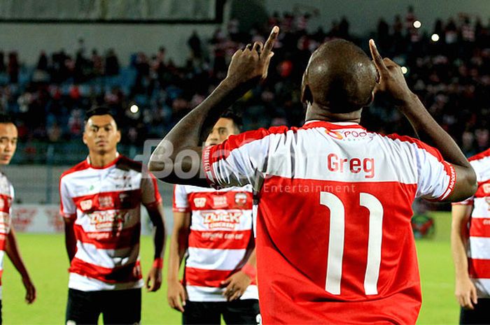 Striker Madura United, Greg Nwokolo, berdoa menjelang dimulainya laga melawan Kedah FA pada hari ketiga Suramadu Super Cup 2018 di Stadion Gelora Bangkalan, Jawa Timur, Selasa (09/01/2018) malam.