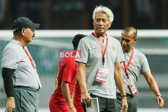  Danurwindo, pelatih interim timnas Indonesia, berjalan di lapangan usai laga persahabatan internasional kontra Mauritius di Stadion Wibawa Muklti, Selasa (11/9/2018).  