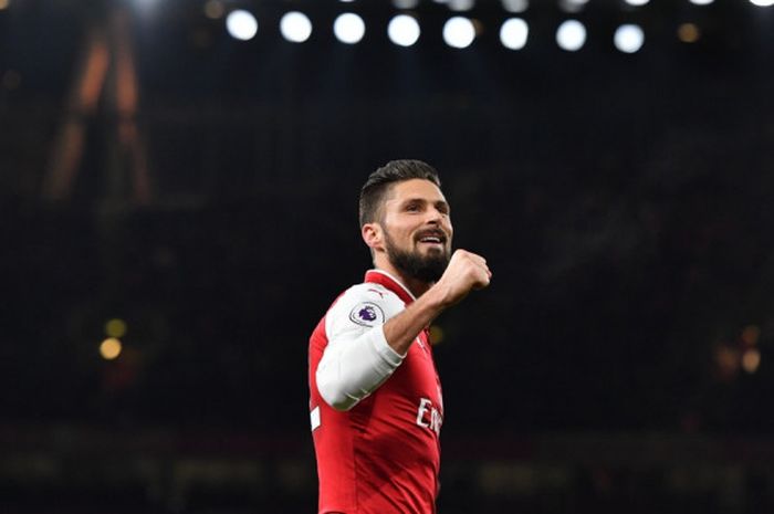 Olivier Giroud melakukan selebrasi setelah mencetak gol ke gawang Huddersfield Town pada laga lanjutan Liga Inggris di Stadion Emirates, Rabu (29/11/2017) waktu setempat.