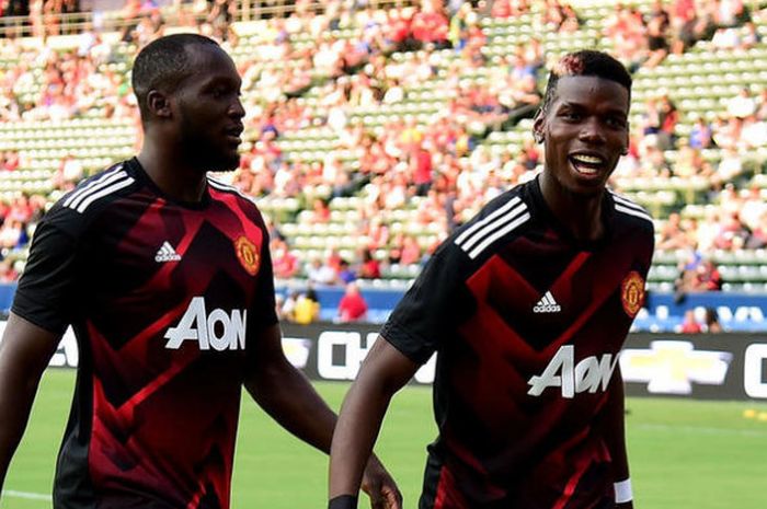 Romelu Lukaku bersama Paul Pogba dalam sesi latihan