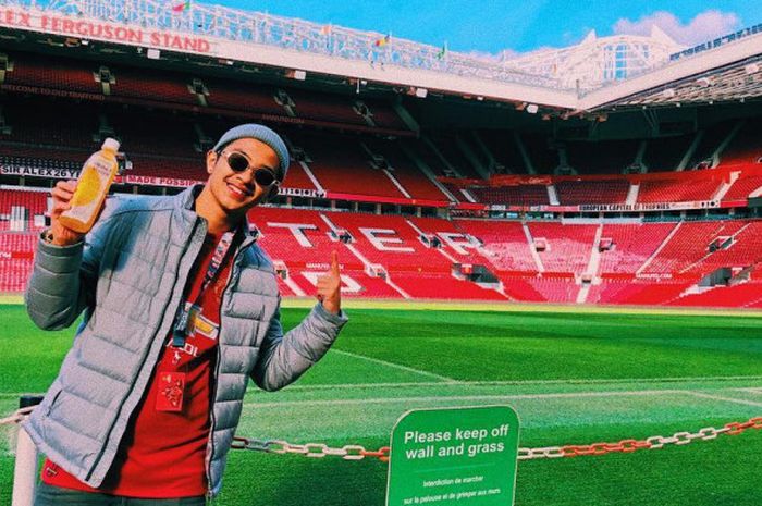 Bastian Steel berpose di Stadion Old Trafford