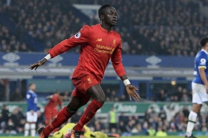 Pemain Liverpool, Sadio Mane, mencetak gol ke gawang Everton pada masa injury time, dalam laga Premier League di Stadion Goodison Park, Senin (19/12/2016) waktu setempat.