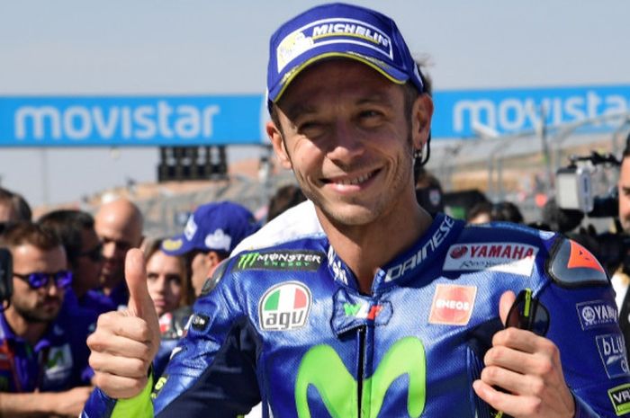 Pebalap Movistar Yamaha MotoGP dari Italia, Valentino Rossi, melakukan selebrasi setelah meraih posisi start ketiga pada sesi kualifikasi GP Aragon di MotorLand Aragon, Alcaniz, Spanyol, Sabtu (23/9/2017).