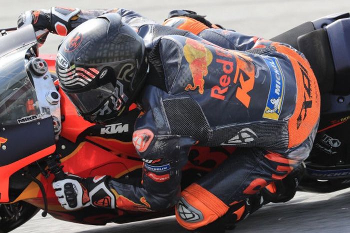 Pebalap penguji tim KTM, Mika Kallio, memacu motornya saat tes pramusim di Sirkuit Sepang, Malaysia,