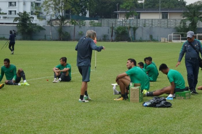 Pelatih kebugaran timnas U-22 Indonesia, Miguel Gandia (tengah) berbincang serius dengan striker Ezra Walian pada sesi latihan siang di lapangan Kelab Aman, Lorong Damai, Kuala Lumpur, 18 Agustus 2017. 