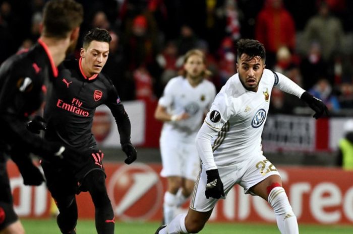 Gelandang Arsenal, Mesut Oezil (kedua dari kiri), berduel dengan pemain Oestersunds FK, Brwa Nouri, dalam laga leg pertama babak 32 besar Liga Europa di Stadion Oestersund Arena, Oestersund, Swedia, pada 15 Februari 2018.