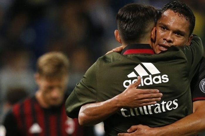 Penyerang AC Milan, Carlos Bacca (kanan) dan Gianluca Lapadula, berpelukan saat merayakan kemenangan klub mereka aatas Sampdoria dalam laga Serie A di Stadion Luigi Ferraris, Genoa, 16 September 2016.